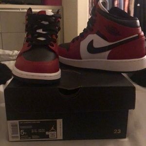 Air Jordan 1 MID (GS) Size 5 in boys . Never Worn.